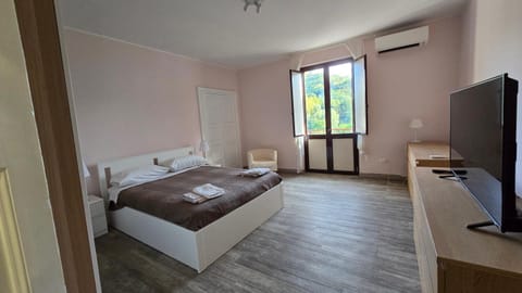 TV and multimedia, Photo of the whole room, Bedroom, towels, wardrobe, air conditioner