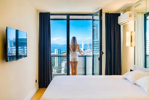Communal lounge/ TV room, People, Natural landscape, Balcony/Terrace, Photo of the whole room, Bedroom, City view