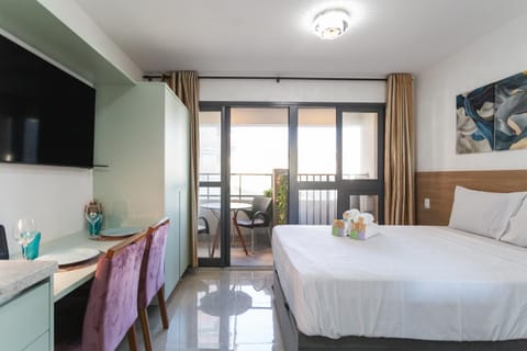 Bed, TV and multimedia, Balcony/Terrace, Photo of the whole room, Dining area, Bedroom, towels