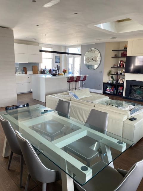 TV and multimedia, Kitchen or kitchenette, Living room, Dining area
