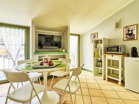 TV and multimedia, Kitchen or kitchenette, Dining area, oven