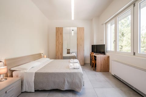 Bed, TV and multimedia, wardrobe