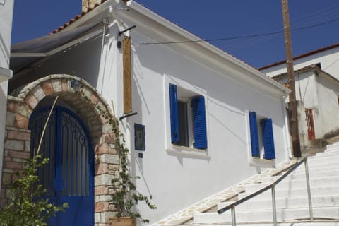 Property building, Restaurant/places to eat, Facade/entrance, Day, Golfcourse, Sea view, Street view, Quiet street view