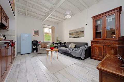 TV and multimedia, Kitchen or kitchenette, Living room, Seating area