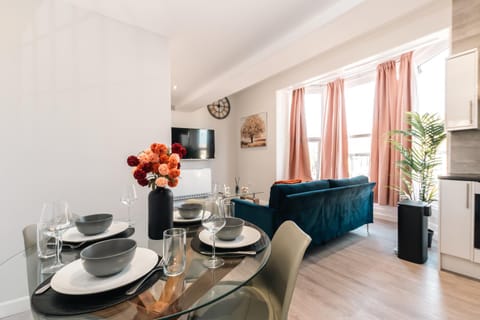 TV and multimedia, Living room, Seating area, Dining area