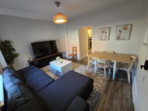 Communal lounge/ TV room, TV and multimedia, Photo of the whole room, Dining area