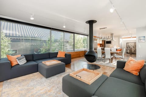 Luxury Riverfront Chalet Chalet in Fraser