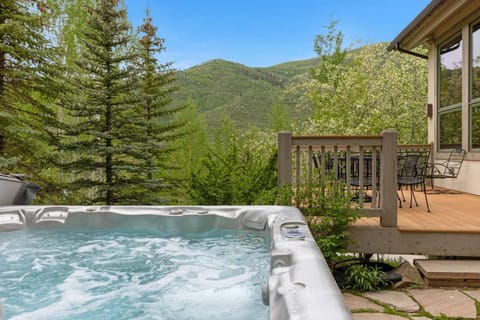 Maison de Neige - Breathtaking Mountain Stay for 8 with Hot Tub House in Vail