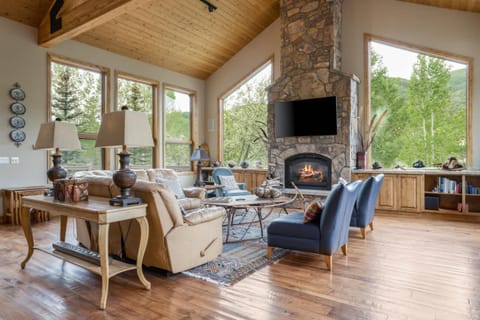 Maison de Neige - Breathtaking Mountain Stay for 8 with Hot Tub House in Vail