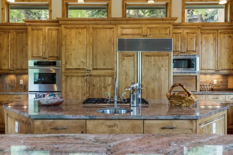 Maison de Neige - Breathtaking Mountain Stay for 8 with Hot Tub House in Vail