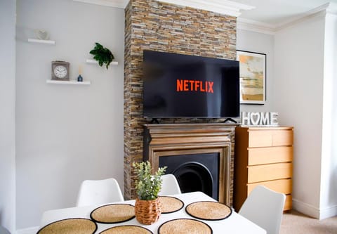 Communal lounge/ TV room, Living room, Seating area