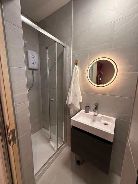 124B Modern Suite 1 bedroom apartment Apartment in Oldbury