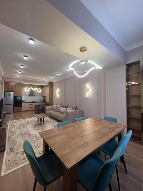 TV and multimedia, Kitchen or kitchenette, Living room, Seating area, Dining area