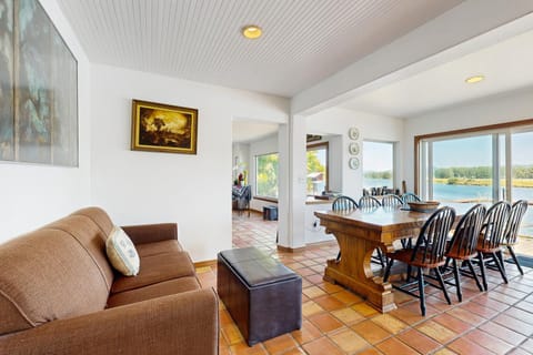 Nehalem River Retreat House in Nehalem