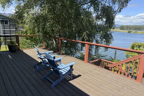 Nehalem River Retreat House in Nehalem