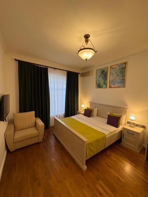 Bed, TV and multimedia, Photo of the whole room, Seating area, Bedroom