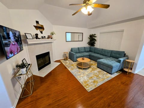 Communal lounge/ TV room, TV and multimedia, Living room, Seating area, Evening entertainment, fireplace