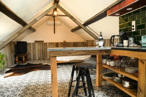 Coffee/tea facilities, Kitchen or kitchenette, Dining area