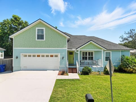 Salty Tradewind Retreat - 14ppl House in Butler Beach