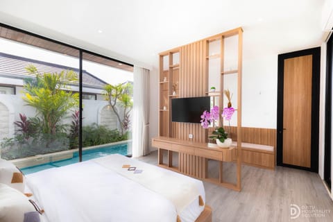 TV and multimedia, Bedroom, Pool view