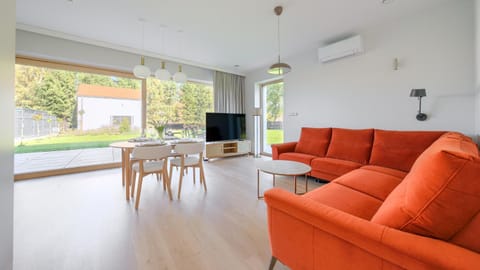 TV and multimedia, Living room, Seating area, Dining area