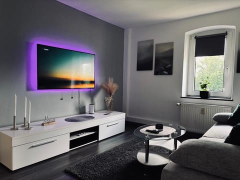TV and multimedia, Living room, Seating area, Evening entertainment