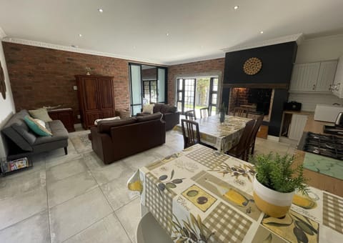 TV and multimedia, Kitchen or kitchenette, Living room, Seating area, Dining area