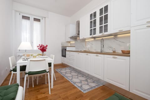 Kitchen or kitchenette, Dining area, stove
