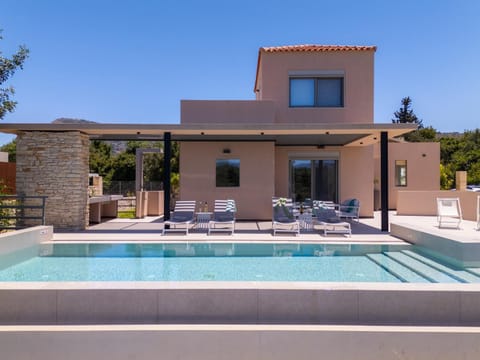 Property building, Patio, Day, Pool view, Swimming pool, sunbed