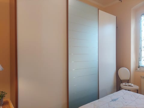 Photo of the whole room, Bedroom, wardrobe