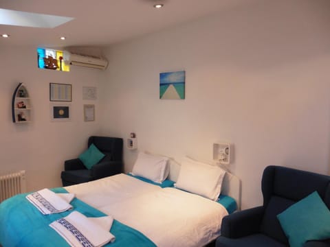 Bed, Living room, Photo of the whole room, Bedroom
