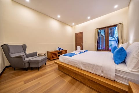 Bed, Seating area, Bedroom