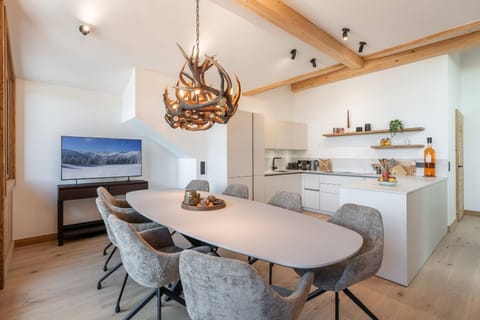 Kitchen or kitchenette, Dining area, stove