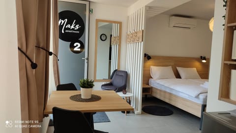 Bed, Photo of the whole room, Seating area, air conditioner