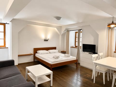 Bed, TV and multimedia, Living room, Bedroom, towels
