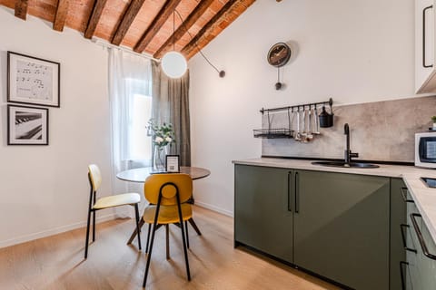 Kitchen or kitchenette, Dining area, stove