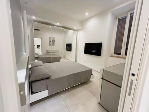 Bed, TV and multimedia, Photo of the whole room, Bedroom, wardrobe