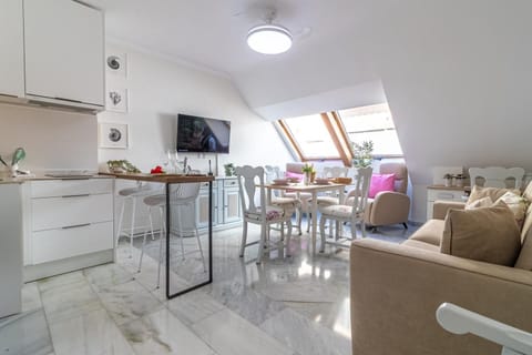 TV and multimedia, Kitchen or kitchenette, Living room, Seating area, Dining area