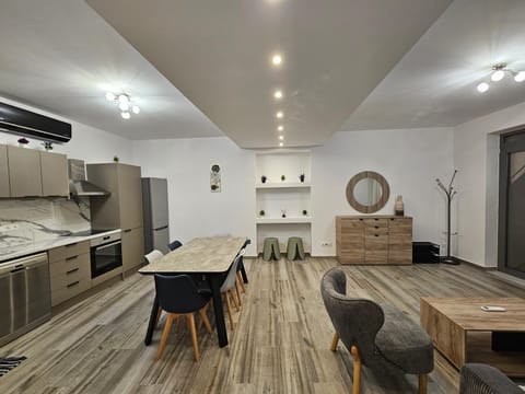 Kitchen or kitchenette, Dining area, oven, stove