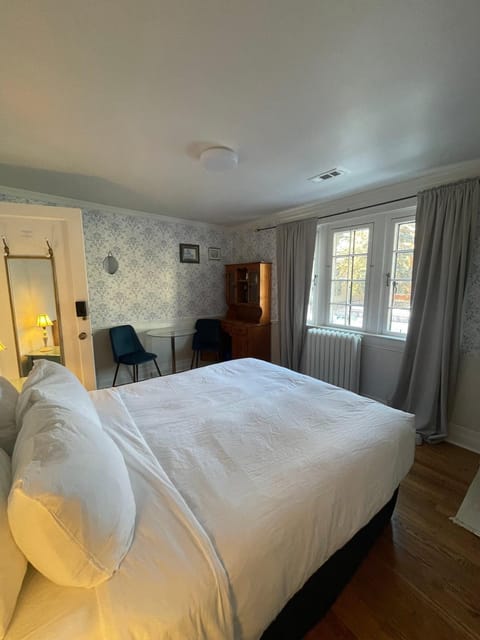 Bed, Photo of the whole room, Seating area, Bedroom, furniture