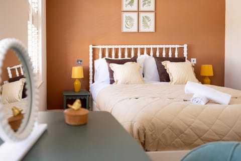 Bed, Photo of the whole room, Bedroom