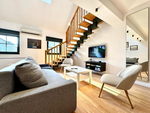 TV and multimedia, Living room, Seating area, Evening entertainment