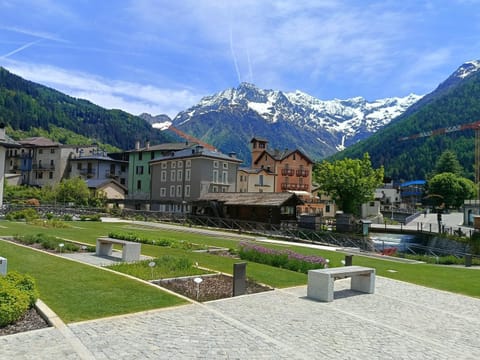 Neighbourhood, Natural landscape, Mountain view