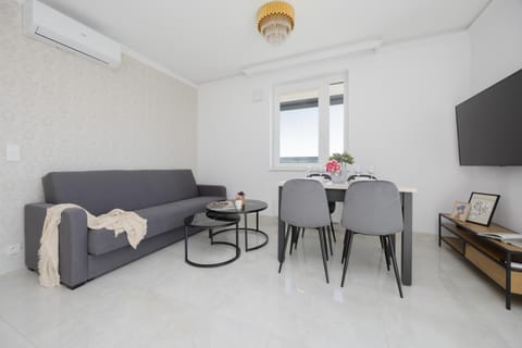 TV and multimedia, Living room, Seating area, Dining area, air conditioner