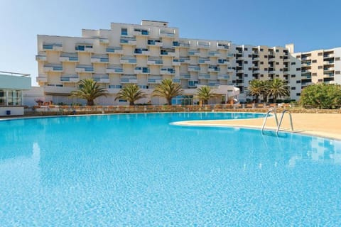 Property building, Day, Swimming pool, sunbed