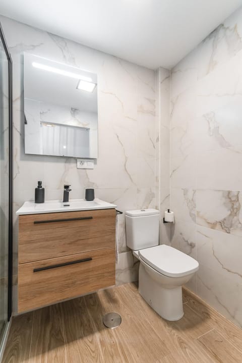 Shower, Toilet, Bathroom, towels
