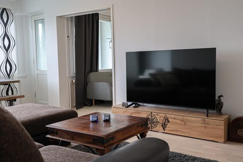 TV and multimedia, Living room, Seating area, Evening entertainment