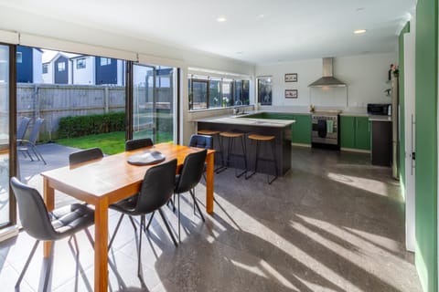Kitchen or kitchenette, Seating area, Dining area, stove