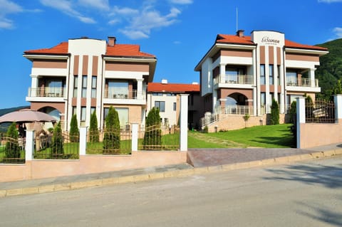 Facade/entrance