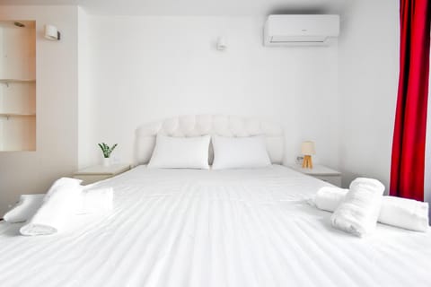 Bed, Bedroom, air conditioner